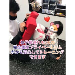2歳の女の子とボクシングエクササイズをするトレーナー
