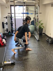 パーソナルジムで筋トレを体験する女性
