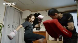 パーソナルジムでキックボクシングをする女性
