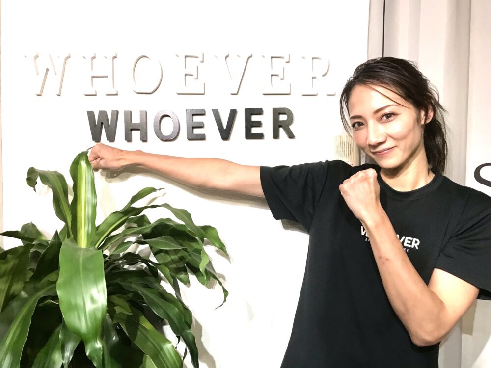 ボクシングポーズをする女性