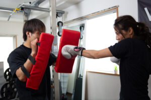 キックボクシングエクササイズをする女性